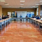 El presidente del Gobierno. Pedro Sánchez y el presidente de la Genertalitat Valenciana, Ximo Puig, junto a la ministra de Industria, Comercio y Turismo, Reyes Maroto (fondo) se han reunido con representantes del sector turístico de la Comunitat Valenciana en en Benidorm