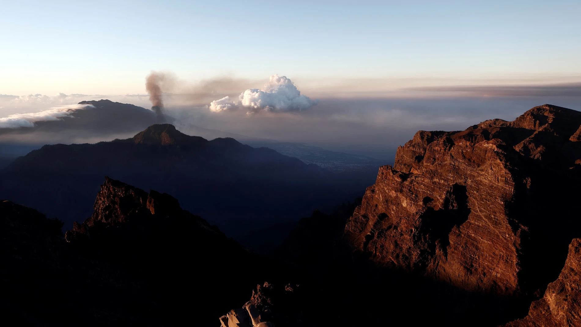 Vista desde el Roque de los Muchachos (2.400m) en la isla de La palma del volcán Cumbre Vieja en erupción al amanecer de este domingo