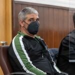 El acusado Bernardo Montoya comparece ante la Audiencia Provincial de Huelva, donde este lunes ha comenzado su juicio por agredir sexualmente y asesinar a Laura Luelmo, la profesora zamorana de 26 años, ocurrido en la localidad de El Campillo (Huelva) en diciembre de 2018.