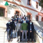 El presidente del PP de Valencia, Vicent Mompó, junto a diputados y alcaldes en la estación de Algemesí
