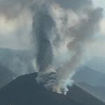La intensa ceniza emitida por el volcán de Cumbre Vieja ha obligado a extremar las precauciones por la mala calidad del aire en toda la zona oeste de la isla de La Palma