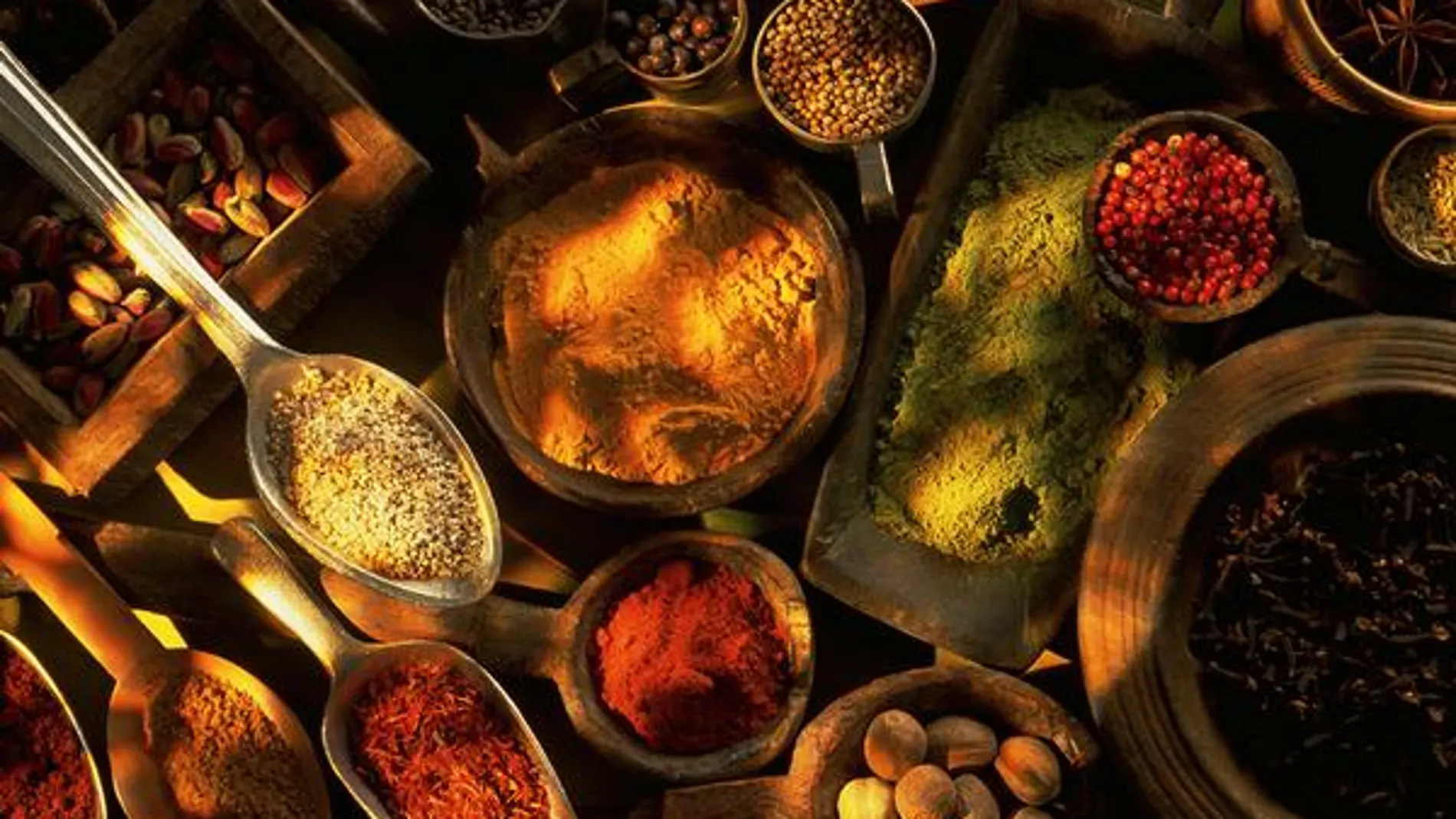 Recipientes llenos de especias, entre ellas, comino