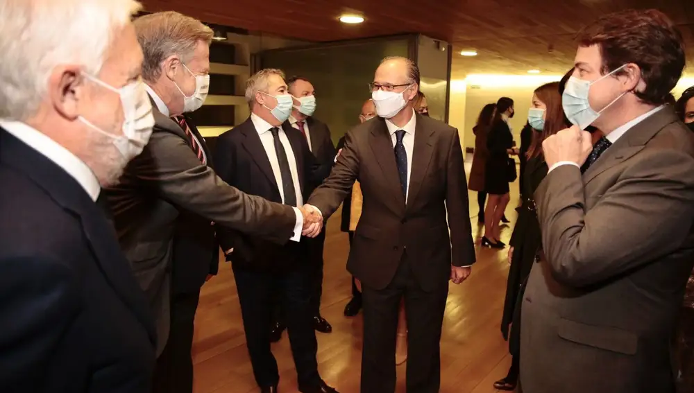 Diario de León distingue labor de desarrollo social del museo Botines-Gaudí. En la imagen, el presidente de las Cortes, Luis Fuentes, a su llegada al acto, junto al presidente Fernández Mañueco