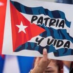 Miembros de la disidencia cubana en el exilio durante una manifestación en Miami frente al Café Versailles
