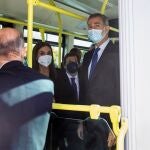 Los Reyes Felipe y Letizia junto a José Luis Martínez Almeida, alcalde de Madrid, en un autobús de la EMT