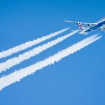 Las estelas que dejan los aviones contribuyen al calentamiento del planeta aún más que las emisiones de CO2