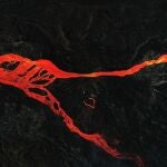 TAJUYA (LA PALMA), 15/11/2021.- Imagen tomada con un dron de una colada de magma que discurre hacia el mar rodeada de roca volcánica por la erupción del volcán Cumbre Vieja, que este lunes hace ya 58 días comenzó su erupción. EFE/ Jesús Diges