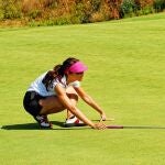 Imagen de archivo de una golfista en un campo de golf de la provincia de Málaga