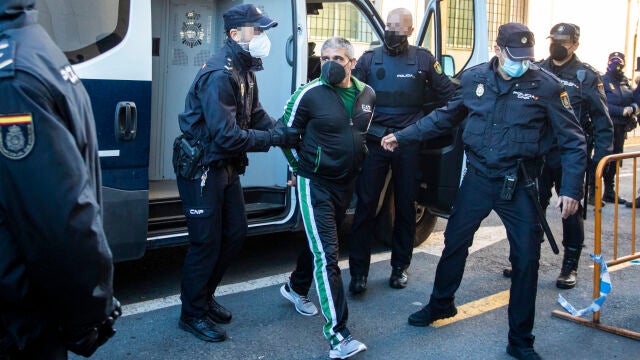 Llegada de Bernardo Montoya, el varón acusado de agredir sexualmente y asesinar en diciembre de 2018 a Laura Luelmo, profesora zamorana de 26 años, para el juicio con jurado popular a 15 de noviembre 2021 en Huelva (Andalucía)15 NOVIEMBRE 2021