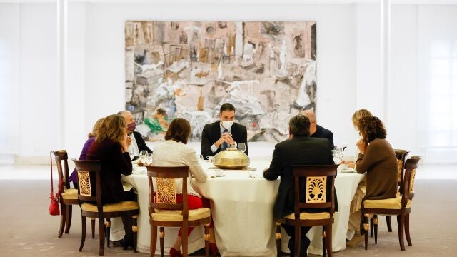 Representantes del Gobierno durante un desayuno celebrado esta mañana en Moncloa