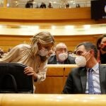 La vicepresidenta segunda del Gobierno y ministra de Trabajo, Yolanda Díaz, con el presidente del Gobierno, Pedro Sánchez, ayer en el Senado