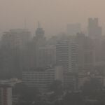Una espesa niebla que se combina con las emisiones industriales y vehiculares deja atrapadas algunas poblaciones bajo una tremenda capa de polución