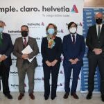 La presidenta de Unespa, Pilar González de Frutos, junto al secretario general de economía de la Junta de Andalucía, José Ignacio Castillo; el periodista Diego Suárez; el decano de la Facultad de Ciencias Económicas y Empresariales de la US, Antonio Navarro; y el CEO de Helvetia Seguros, Íñigo Soto; ayer en el encuentro