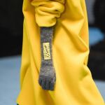 El diseñador Raf Simmons ha llenado su último desfile de varias propuestas de guantes largos de punto