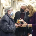 El alcalde de Valencia, Joan Ribó, acompañado por la regidora de Envejecimiento Activo, Pilar Bernabé, participan en el Homenaje de las Personas Centenarias, con motivo de la 38 Semana de las Personas Mayores.