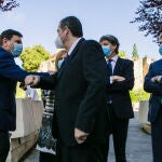 El consejero de Economía, Carlos Fernandez Carriedo saluda al presidente de la Cámara de Comercio de Soria, en presencia de la delegada de la Junta, Yolanda de Gregorio; el alcalde de Soria, Carlos Martínez y el presidente de CECALE, Santiago Aparicio