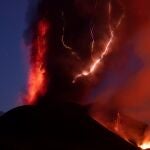 Imagen de una descarga de rayos sobre el cono del volcán de La Palma tomada en la noche del domingo