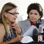 La supervisora de guion Mamie Mitchell, izquierda, junto a su abogada Gloria Allred