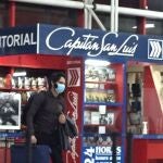 otografía cedida por Raúl Verdin, que muestra a Yunior Garcia Aguilera a su salida de Cuba hoy, en el aeropuerto internacional José Martí de La Habana (Cuba)