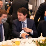 El presidente de la Junta de Castilla y León, Alfonso Fernández Mañueco, junto a José Luis Martínez Almeida y Teodoro García Egea, en un desayuno informativo de Nueva Economía Fórum