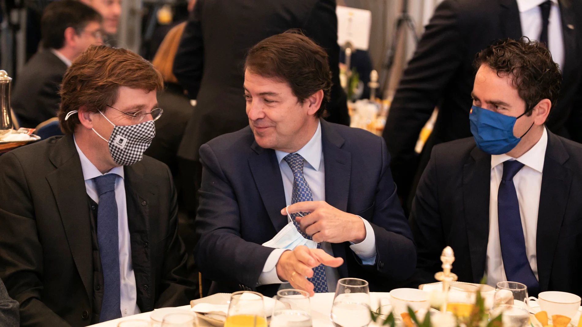 El presidente de la Junta de Castilla y León, Alfonso Fernández Mañueco, junto a José Luis Martínez Almeida y Teodoro García Egea, en un desayuno informativo de Nueva Economía Fórum