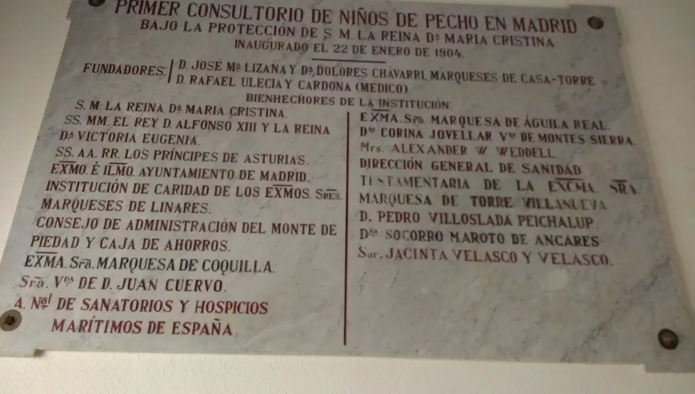 Placa en recuerdo al consultorio en Madrid