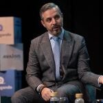 El consejero de Hacienda y Financiación Europea, Juan Bravo, con la mano tendida. EFE/Julián Pérez
