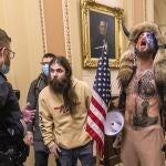 Jacob Chansley, el hombre que participó en el asalto al Capitolio de Estados Unidos disfrazado de bisonte, fue condenado este miércoles a 41 meses de prisión