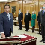 MADRID, 18/11/2021.- El nuevo magistrado del Tribunal Constitucional Enrique Arnaldo Alcubilla jura su cargo ante el Rey Felipe, en un acto celebrado este jueves en el Palacio de La Zarzuela al que han asistido el presidente del Gobierno, Pedro Sánchez (2d); la presidenta del Congreso de los Diputados, Meritxel Batet 83d); el presidente del Tribunal Supremo, Carlos Lesmes (2i), y el presidente del Tribunal Constitucional, Juan José González Rivas (3i), entre otras autoridades. EFE/Emilio Naranjo POOL