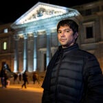 El opositor cubano Yunior García delante del Congreso de los Diputados
