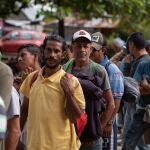 -FOTODELDIA- MEX7115. JESÚS CARANZA (MÉXICO), 17/11/2021.- Integrantes de la caravana migrante hacen fila para recibir comida este, miércoles en el municipio de Jesús Carranza, en el estado de Veracruz. La Comisión Nacional de los Derechos Humanos (CNDH) pidió al Gobierno mexicano atender y respetar los derechos de la caravana migrante que avanza ahora por el este del país hacia la frontera norte en condiciones cada vez más precarias. EFE/Ángel Hernández