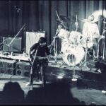Concierto en la Escuela de Caminos en 1982, con Álvaro Urquijo a la izda., Enrique en el centro, Javier a la dcha., y Pedro en la batería