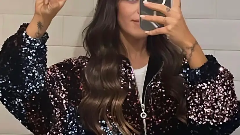 Violeta Mangriñán con bomber de Zara de lentejuelas.