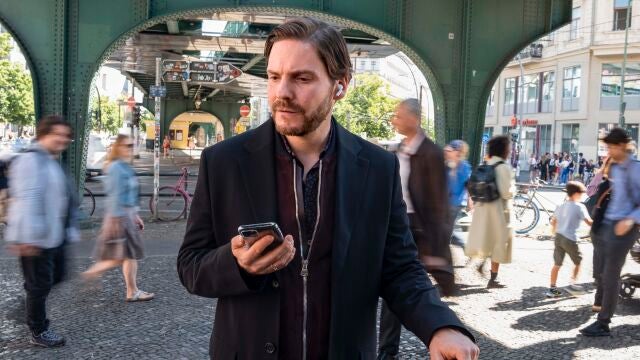 Ambientada en el Berlín actual, Brühl juega con su propia biografía en la película "La puerta de al lado"
