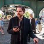 Ambientada en el Berlín actual, Brühl juega con su propia biografía en la película "La puerta de al lado"