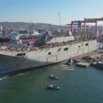 El buque TCG Anadolu diseñado por Navantia convertido en portaaviones turco