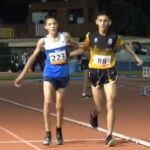Fotograma de Nil García y Hamza Zeroual llegando a la meta