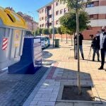 El alcalde Óscar Puente y Ángel Hervella durante la presentación del "contenedor amarillo"