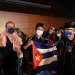 Yunior García Aguilera, impulsor de las manifestaciones de Cuba del 15 de Noviembre, posa con una bandera de Cuba en Madrid