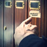 Cartel de "Moroso" en un buzón