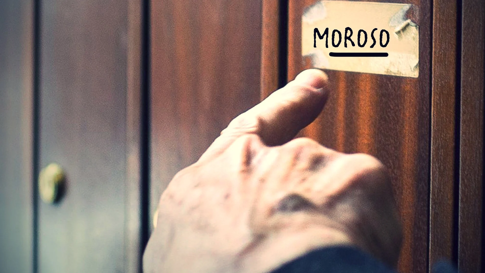 Cartel de "Moroso" en un buzón