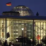 La canciller saliente, Angela Merkel, anunció un amplio paquete de medidas junto a su probable sucesor, el socialdemócrata Olaf Scholz