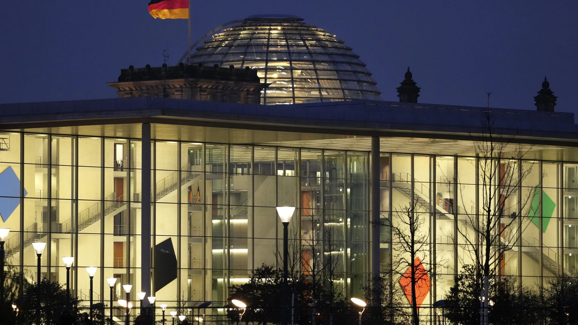 La canciller saliente, Angela Merkel, anunció un amplio paquete de medidas junto a su probable sucesor, el socialdemócrata Olaf Scholz