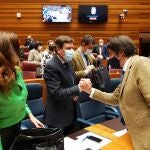 El consejero Suárez-Quiñones felicita a Fernández Carriedo tras tumbarse las enmiendas a la totalidad que permiten que las Cuentas sigan adelante con su tramitación