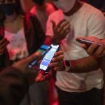Una persona muestra un código QR para entrar a un local de ocio nocturno la misma noche en que entróa en vigor la reapertura en interiores a medianoche, a 8 de octubre de 2021, en Barcelona.Lorena Sopêna / Europa Press