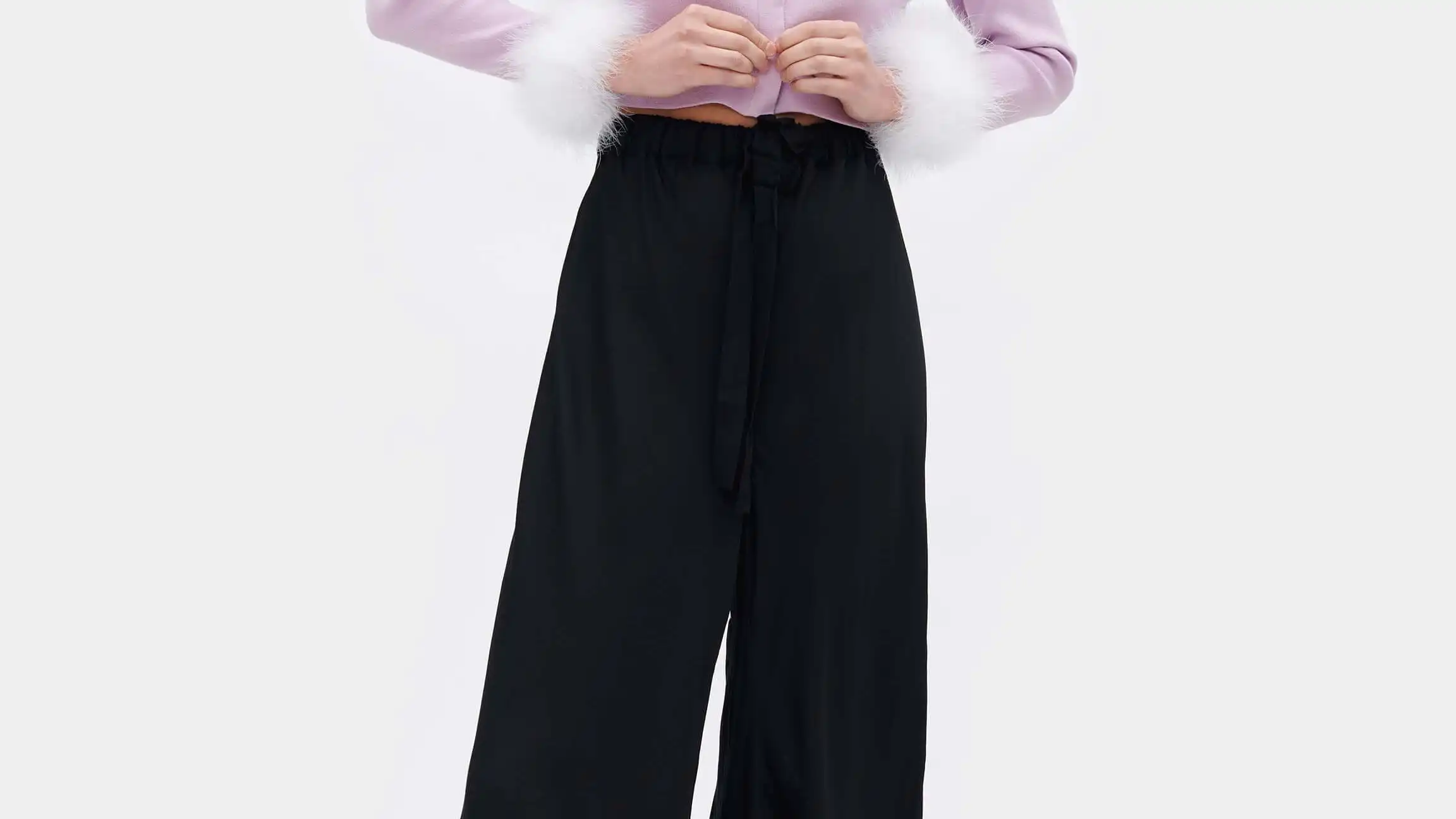 Cardigan de punto con botones de perlas y pantalón ancho con detalles de plumas en el bajo, de Daily Sleeper