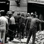 Imagen del atentado contra la cafetería Rolando, en Madrid, en el que ETA asesinó a 13 personas, el segundo más sanguinario tras Hipercor. Los autores, cuyos nombres se desconocen, fueron amnistiados, jamás han colaborado con la Justicia y la banda no ha reconocido como propio el crimen hasta ahora hace tres años. (Telemadrid)