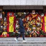 La tumba del generalísmo en Mingorrubio siempre está adornada con flores frescas, banderas y símbolos de la dictadura