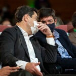 El presidente de la Junta de Andalucía, Juanma Moreno (i), charla con coordinador de Ciudadanos (Cs) en Andalucía y vicepresidente de la Junta de Andalucía, Juan Marín (d)