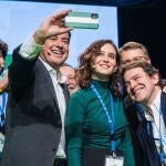 GRANADA, 19/11/2021.- (I-D) Los presidentes de Murcia, Fernando López Miras, de Andalucia, Juan Manuel Moreno Bonilla, de la comunidad de Madrid, Isabel Díaz Ayuso, de Galicia, Alberto Núñez Feijoo y de Castilla y León, Alfonso Fernández Mañueco, durante el 16 Congreso Autonómico del PP andaluz